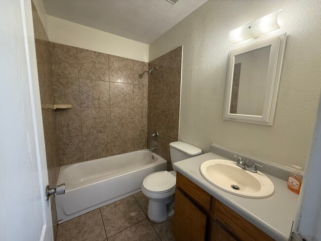 255 E 23rd St Unit 1