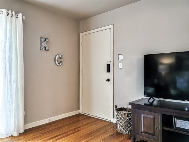 Photo - 1207 W 45th St Unit 3W