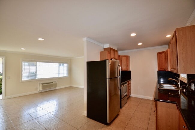 Building Photo - Ground Level Home La Jolla Village! Washer, Dryer, Parking, Upgraded Appliances! Walk to beaches! Unit 2