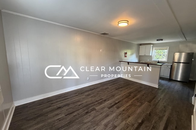 Renovated 2BR Apartment Near Downtown Greer