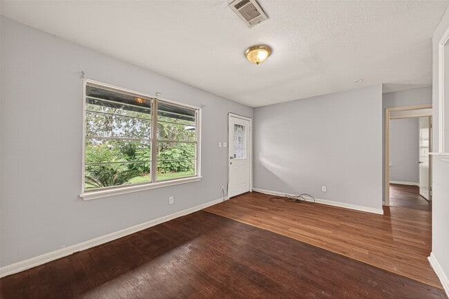 Photo - 10506 Buffum St