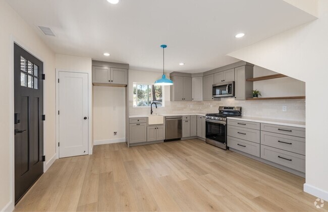 Building Photo - Beautiful 2 Bedroom Back House