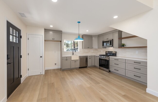 Beautiful 2 Bedroom Back House - Beautiful 2 Bedroom Back House