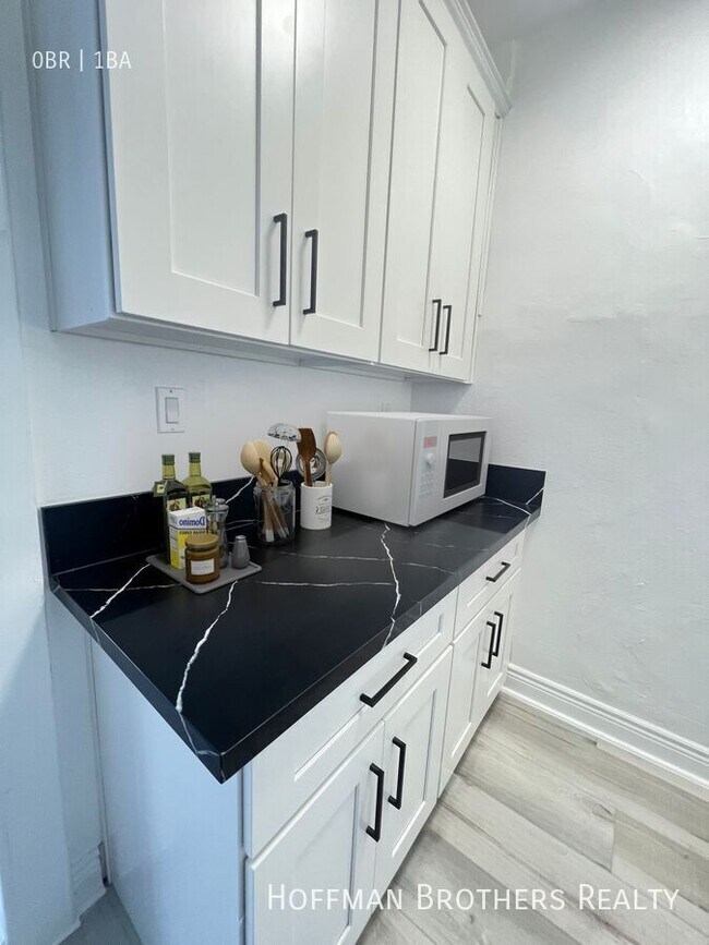 160 S Gramercy Pl Los Angeles, CA 90004 Apartment Unit 303 Los