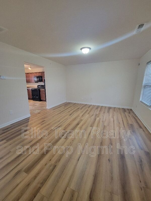 Photo - 5823 Hewitt Dr