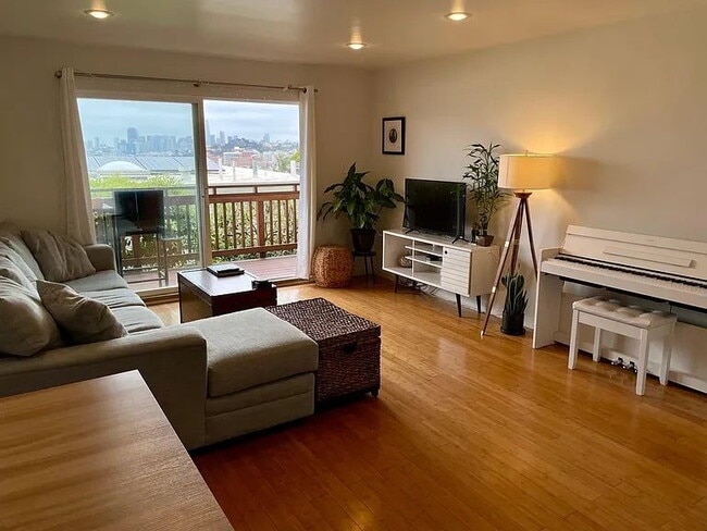 Building Photo - "Charming 1-Bedroom Sanctuary in San Francisco's Vibrant Heart - 600 Sq Ft of Cozy Comfort!"