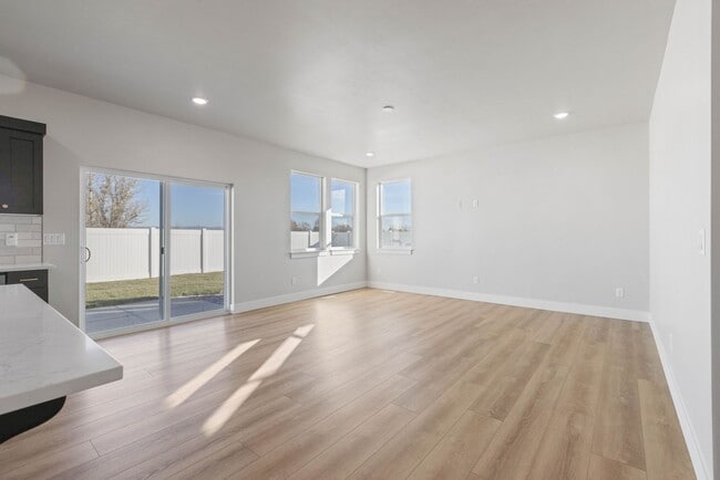 Photo - LEASE TAKE OVER PLEASE CALL TENANTS BRITTNEY 480-868-7733 OR Gunner Norton 480-450-0666 -FOR THIS...