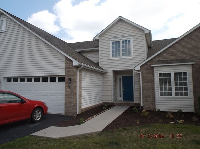 Building Photo - 3 Bedroom 3 Bath Townhouse with 2-Car Garage