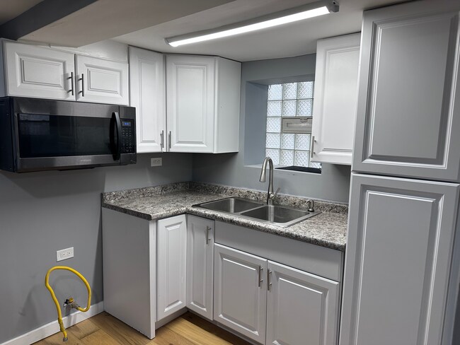 Kitchen - 5321 W Potomac Ave Unit G