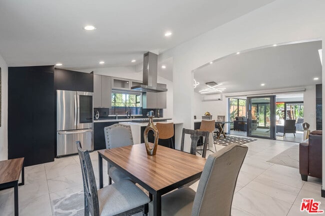 Photo - 20412 Oxnard St