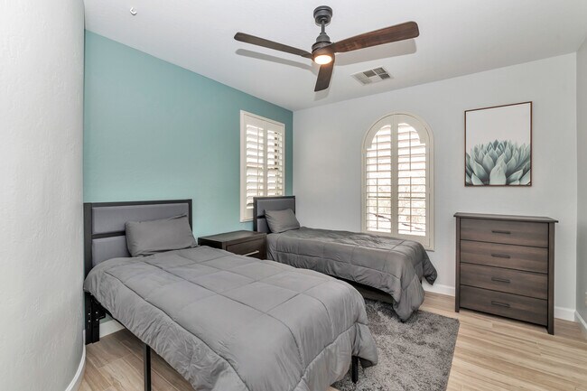 Photo - 3305 E Windsor Dr