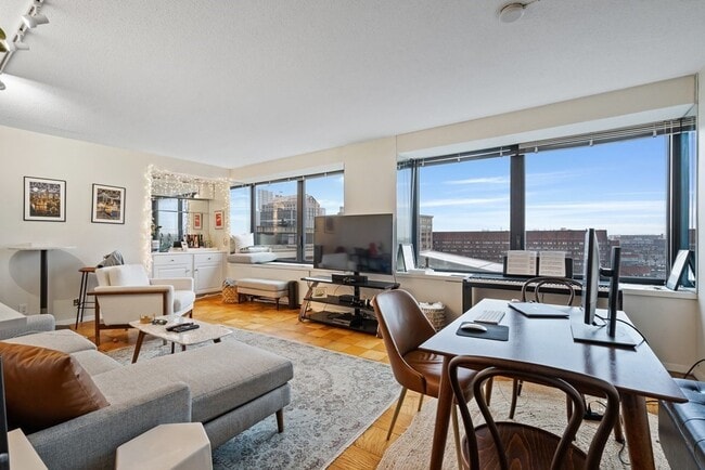 Building Photo - 85 E India Row Unit 9H Rental