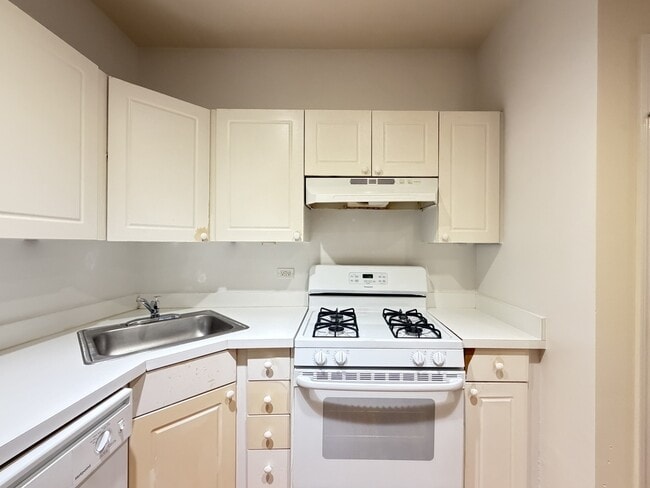 909 W Dakin St Unit J09W