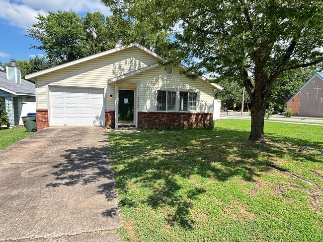 Building Photo - Make This Your Next Home! 2 Bedrooms, 1 Bathroom With A Garage and Lawn Maintenance *No Pets*