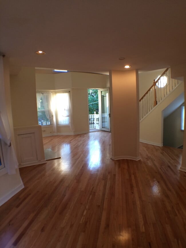 Building Photo - 1142 W Wolfram St Unit 2