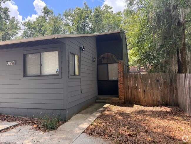 Building Photo - 2 Bed 2 Bath Home in Seranola Manor ! Fenc...