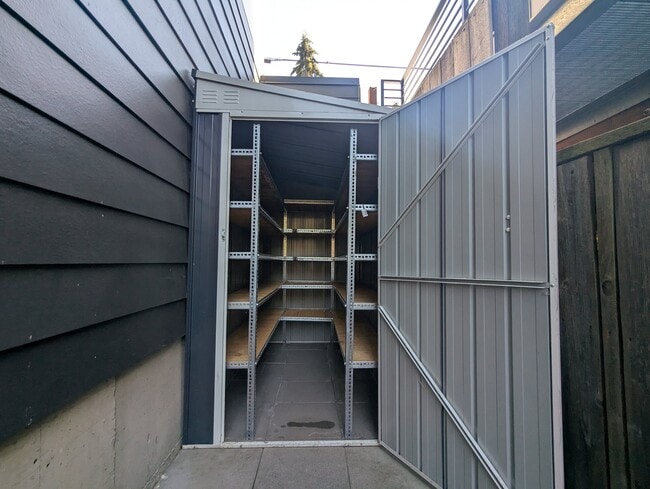 Photo - 33 W Etruria St