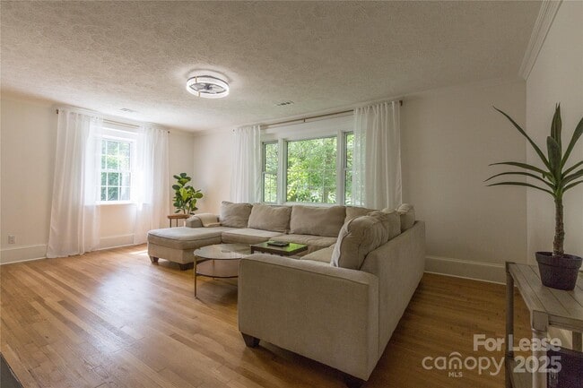 Photo - 516 W King St