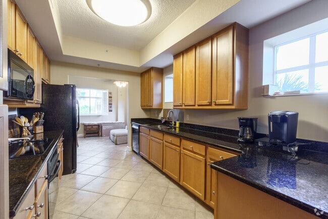 Building Photo - 3 BEDROOM TO 2 BATH SPACIOUS CONDO Unit 231