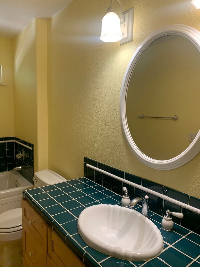 Building Photo - Beautiful Move in Ready 3 bedroom 2 bath home in Established neighborhood