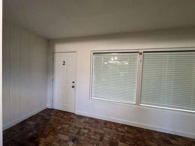 Photo - 3350 Powerline Rd Unit 2