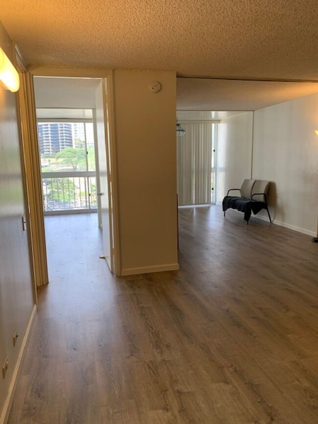 Building Photo - Makiki Terrace - 1 bedroom, 1 bathroom unit with 1 parking