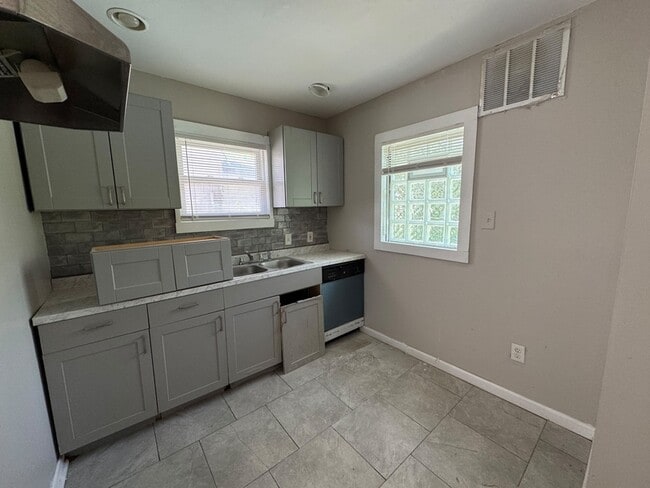 Photo - 15387 Lesure St