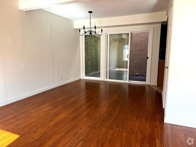 Building Photo - Beautiful 3 Bedroom 2.5 Bath Rental