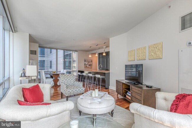 Photo - 1414 S Penn Square Unidad 16A