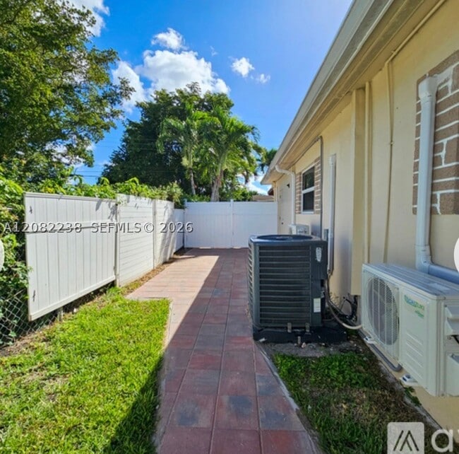 6800 SW 9th St Unit B