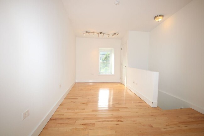 Spacious newly renovated Bi-Level 1 bedroo... - Spacious newly renovated Bi-Level 1 bedroo... Apartment Unit 2R