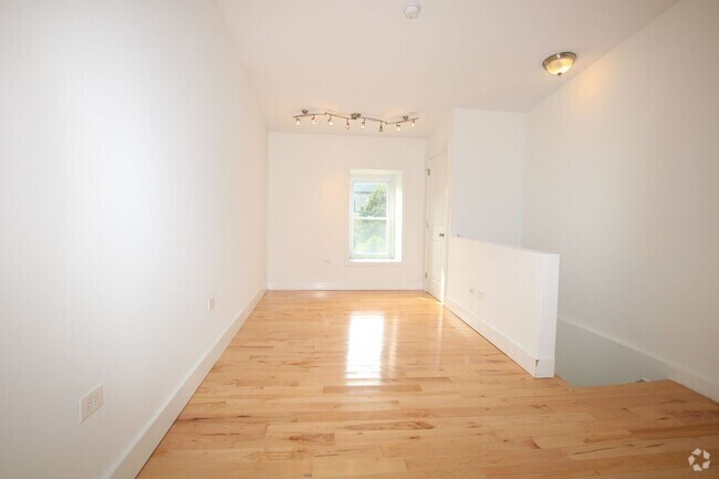 Building Photo - Spacious newly renovated Bi-Level 1 bedroo... Unit 2R Rental