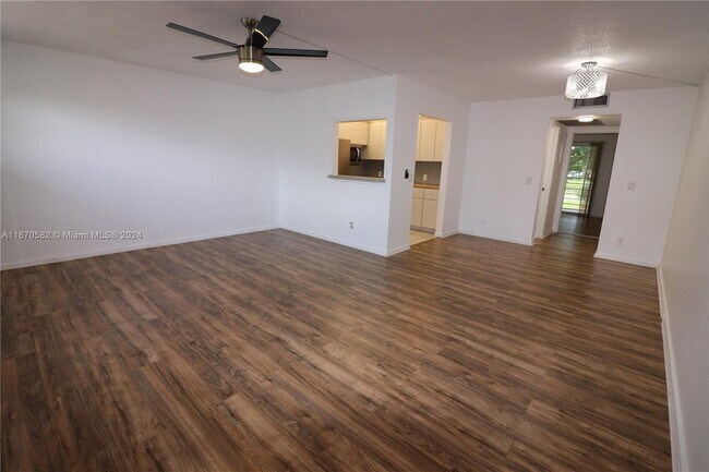 Photo - 615 Fanshaw N Unit O