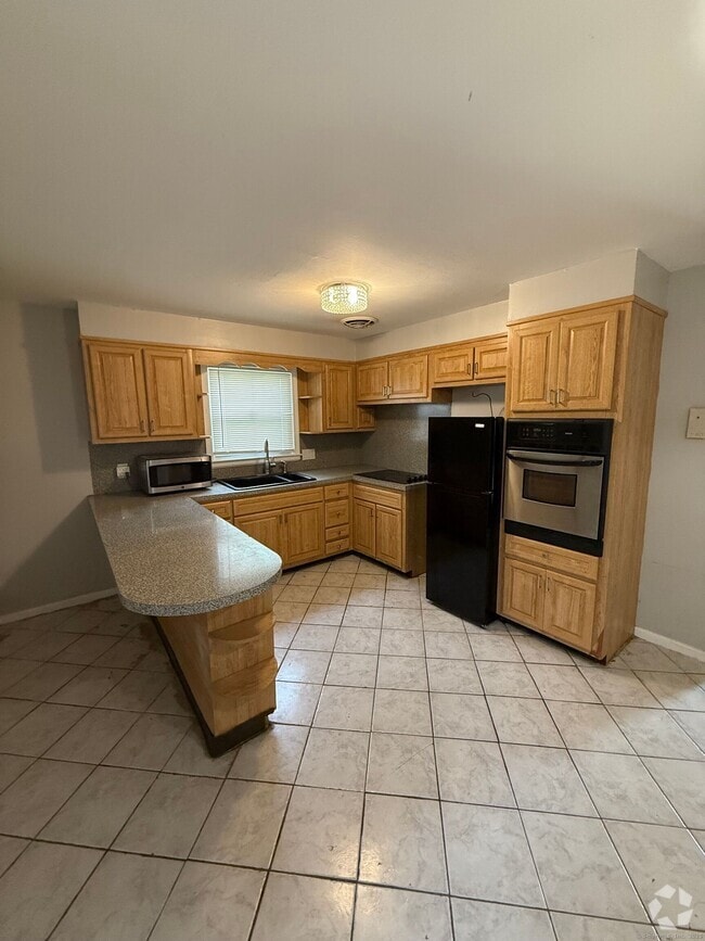 Building Photo - 46 Edgecomb St Rental