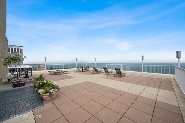 Sundeck - 336 W Wellington Ave Unit 705