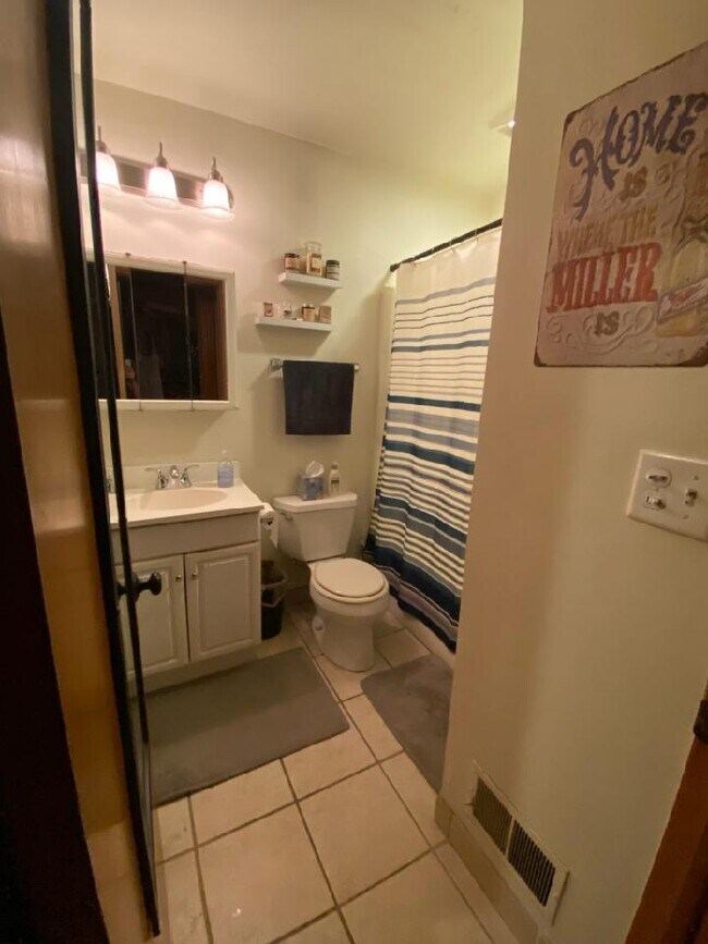 Photo - 1560 E Irving Plz Unidad Rear lower 2 bdrm