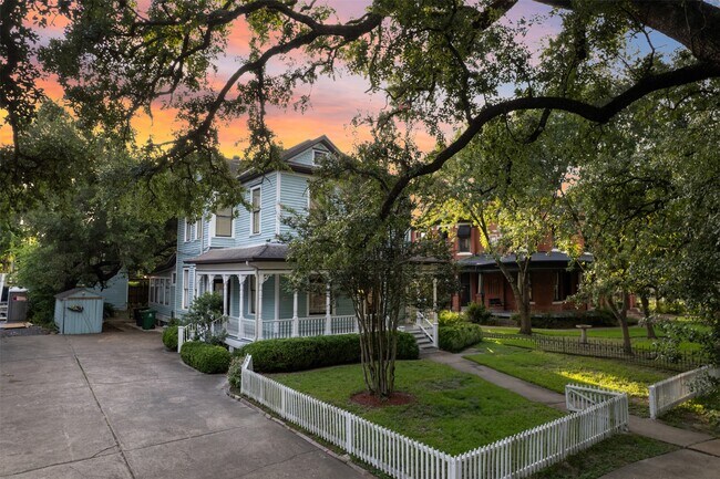 Photo - 1007 Heights Blvd