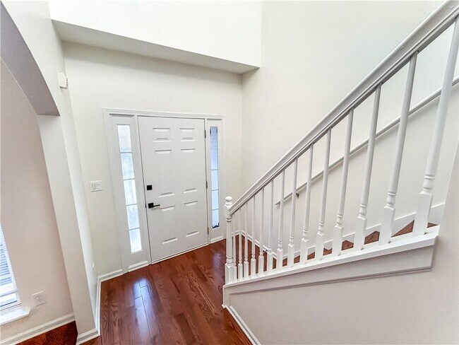 Photo - 2027 Oakbluff Way SW