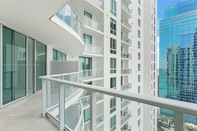 Building Photo - 300 S Biscayne Blvd Unit T-2807 Rental