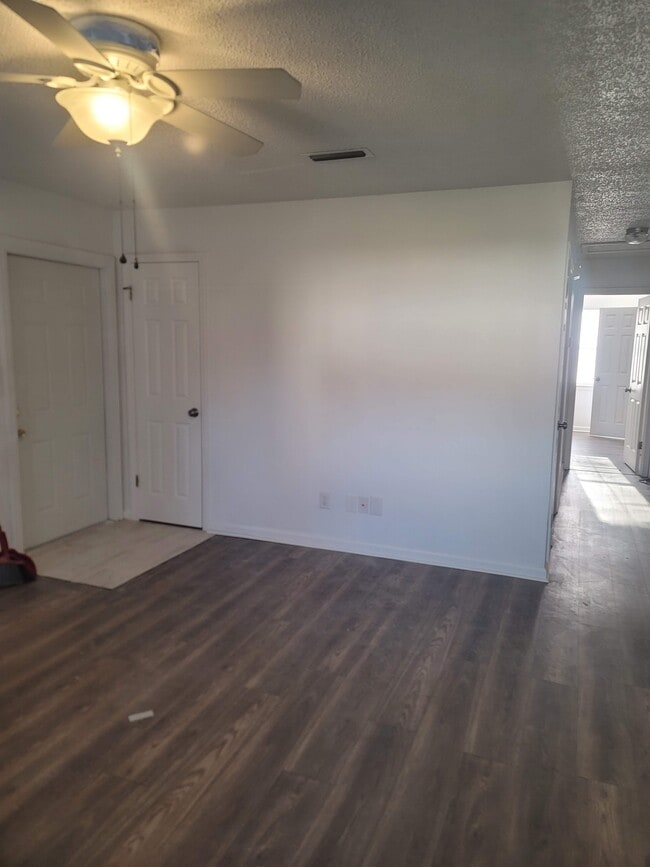 Photo - 610E MITCHELL