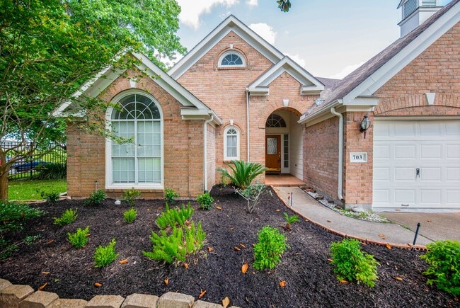 Photo - 703 Acacia Pl