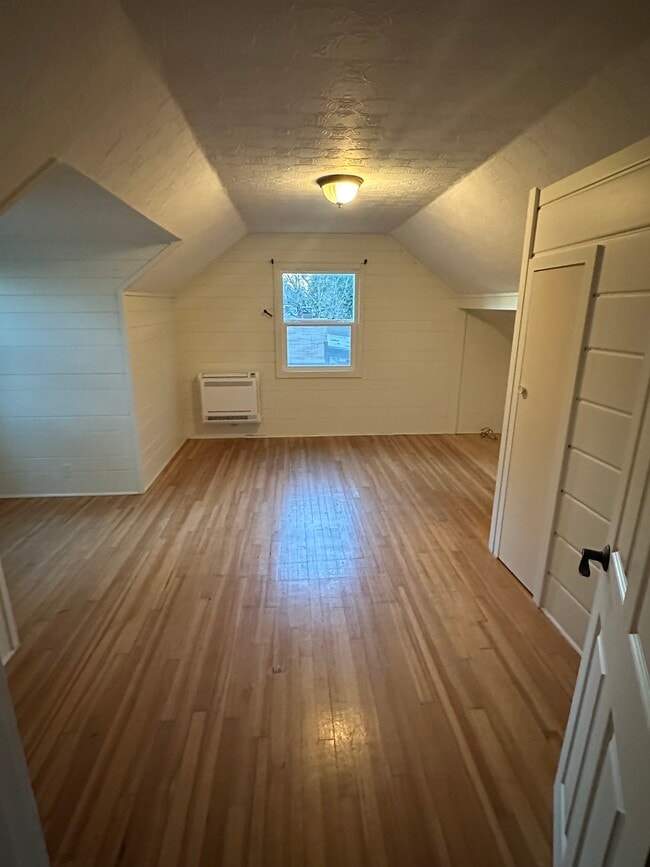 Dormitorio de la planta superior - 2100 Westwood Ln
