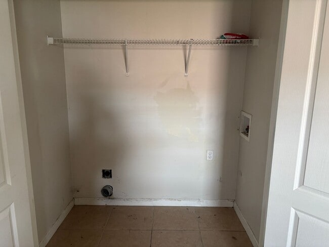 Building Photo - 2 Bedroom Townhouse