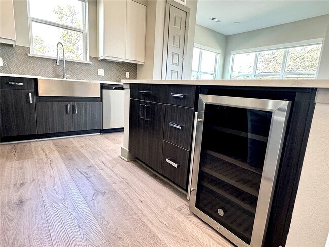 Building Photo - 401 W 25th St Unit 1144