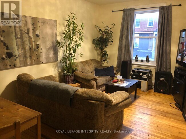 Photo - 444 Gladstone Ave