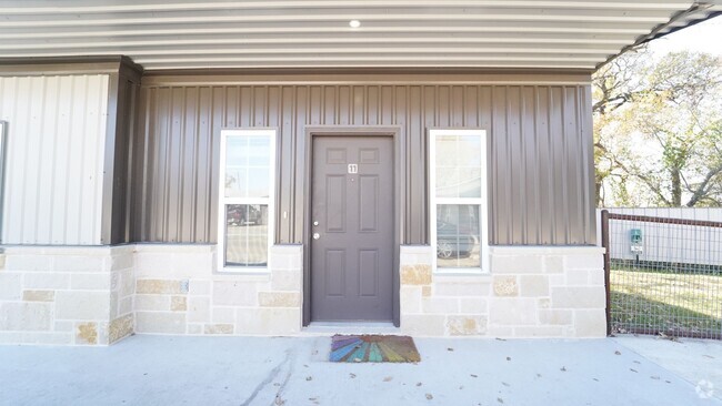 Building Photo - FOR LEASE - Nice 1 BR – 1 BA Unit With Sta... Rental