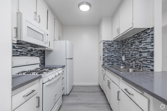 1BR, 1BA - 625SF - Kitchen - Montecito