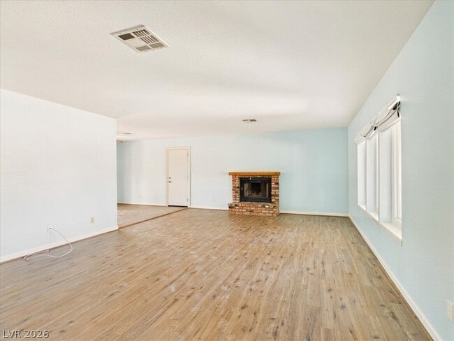 881 E Calvada Blvd