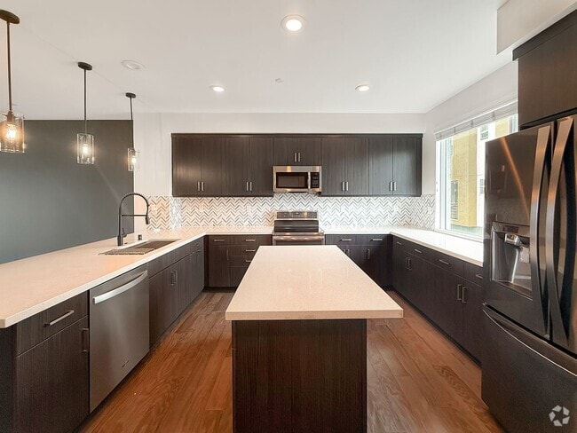 Building Photo - Large and Bright 4 bedroom, 3.5 bathroom h... Rental