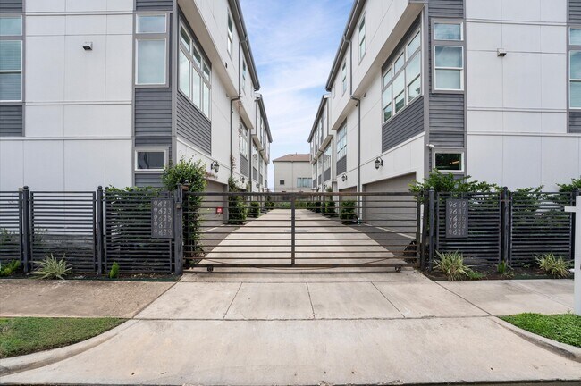 Photo - 9635 Riddlewood Ln